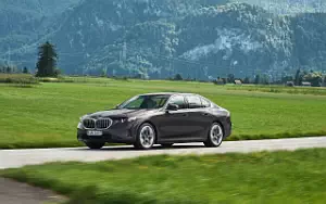 BMW 530e (Sophisto Grey Metallic) car wallpapers