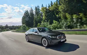 BMW 530e (Sophisto Grey Metallic) car wallpapers