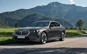 BMW 530e (Sophisto Grey Metallic) car wallpapers