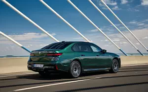 BMW i7 M70 xDrive (Aurora Diamond Green) car wallpapers