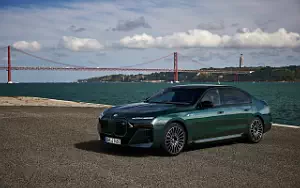 BMW i7 M70 xDrive (Aurora Diamond Green) car wallpapers