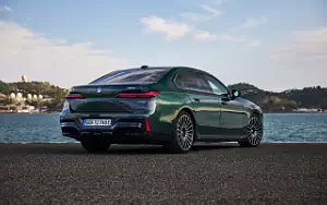 BMW i7 M70 xDrive (Aurora Diamond Green) car wallpapers