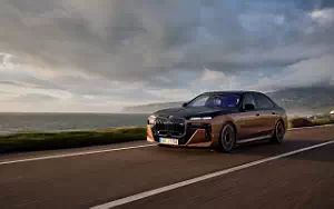 BMW i7 M70 xDrive (Two Tone Liquid Copper Sapphire Black) car wallpapers