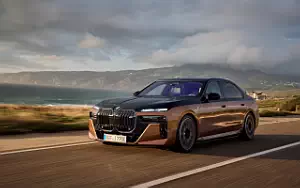 BMW i7 M70 xDrive (Two Tone Liquid Copper Sapphire Black) car wallpapers