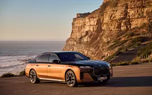 BMW i7 M70 xDrive (Two Tone Liquid Copper Sapphire Black) car wallpapers