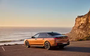 BMW i7 M70 xDrive (Two Tone Liquid Copper Sapphire Black) car wallpapers