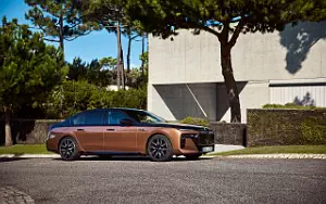 BMW i7 M70 xDrive (Two Tone Liquid Copper Sapphire Black) car wallpapers