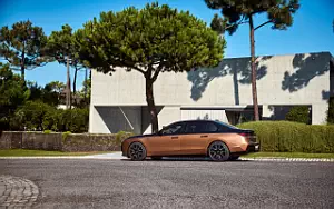 BMW i7 M70 xDrive (Two Tone Liquid Copper Sapphire Black) car wallpapers