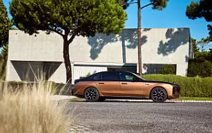 BMW i7 M70 xDrive (Two Tone Liquid Copper Sapphire Black) car wallpapers