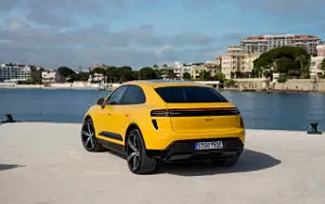 Porsche Macan Turbo (Speed Yellow) car wallpapers